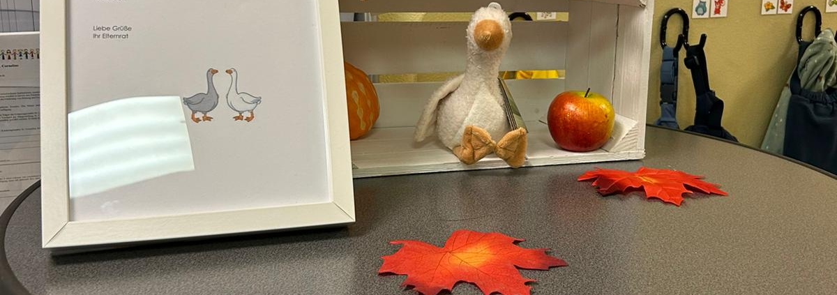 Eine kuschelige Gans wartet auf Sie: Unsere Kita-Verlosung!