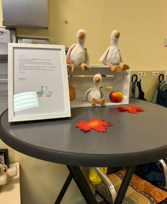Eine kuschelige Gans wartet auf Sie: Unsere Kita-Verlosung!